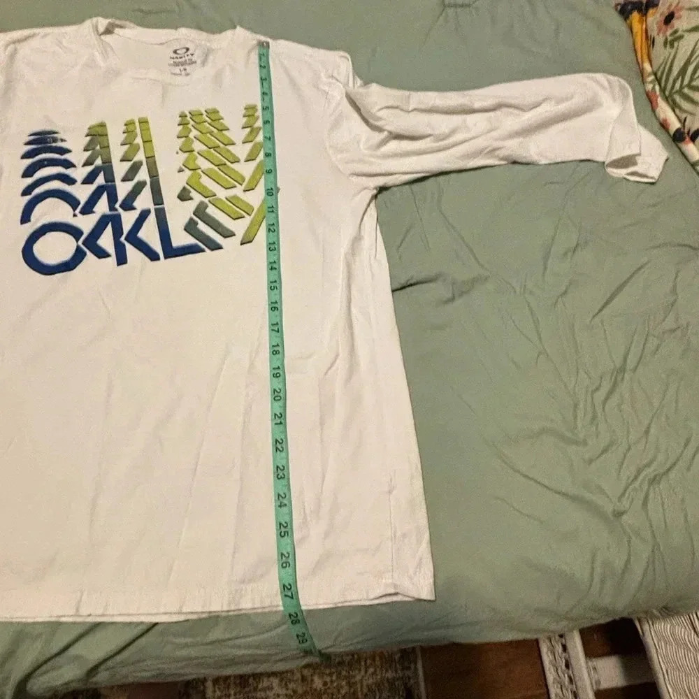 Oakley White Long Sleeve Tee w/Blue & Green Logo Large. No stains - Picture 5 of 12